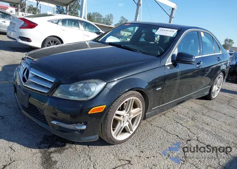 2012 Mercedes-Benz C 250 Sport z USA, uszkodzony, nr VIN WDDGF4HB7CR210806